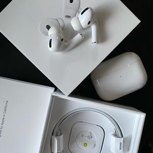 **SOLD**APPLE AIR PODS PRO